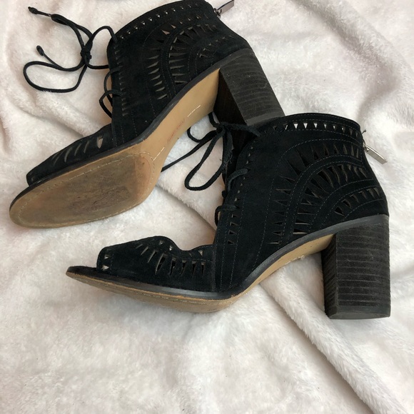 VINCE CAMUTO Tarita Cutout Perforated Lace Up Heeled Sandals Black Peep Toe 9.5 - Picture 5 of 8